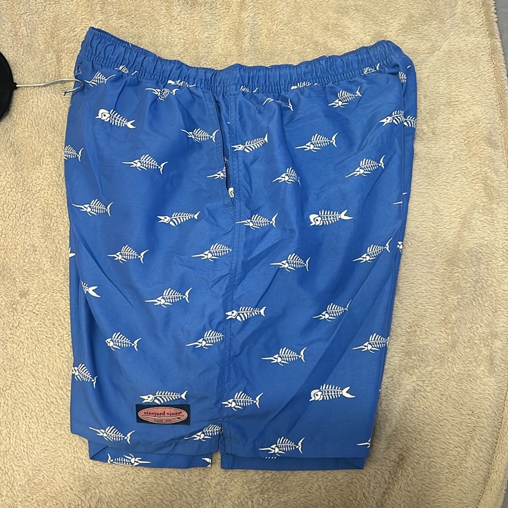 Vineyard Vines Marlin Bone Swim Trunks. Size L.
